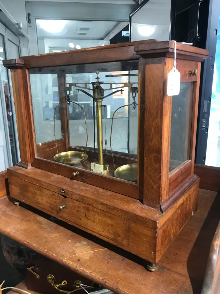 SET OF GRIFFIN & SONS BEAM BALANCE IN  MAHOGANY GLAZED CASE. W.400mm Image 1++